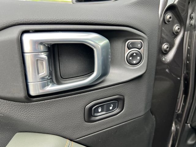 New 2026 Granite Crystal Metallic Clear-Coat Exterior Paint Jeep Mojave X image 19