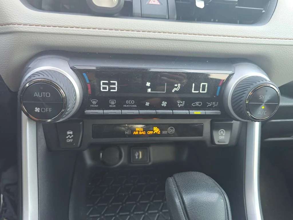 Used 2025  Toyota XLE image 27