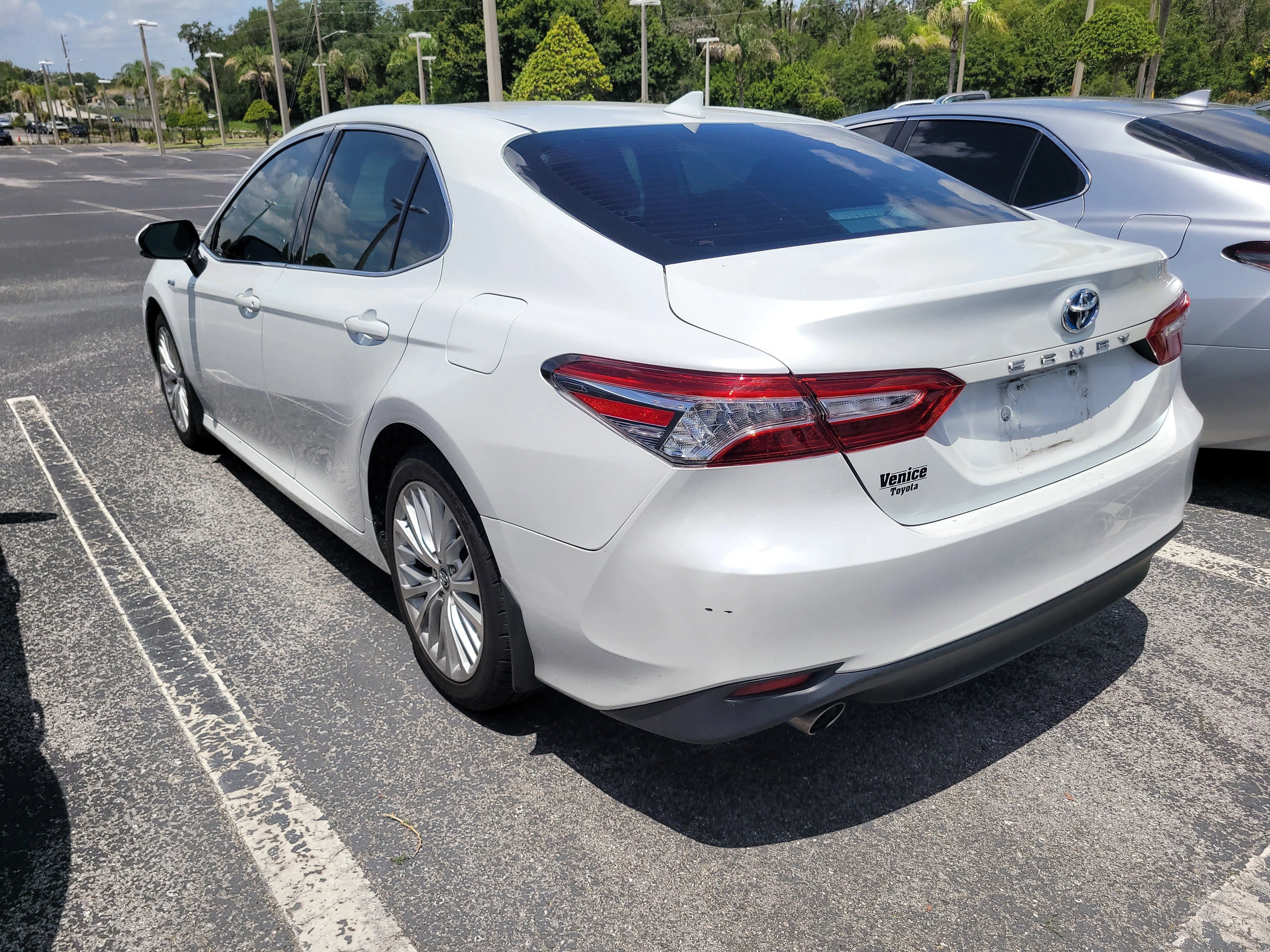 Used 2020 Pearl Toyota Hybrid XLE image 10
