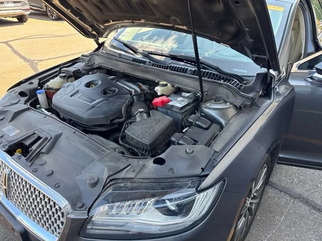 Used 2018 Magnetic Gray Metallic Lincoln Premiere image 17
