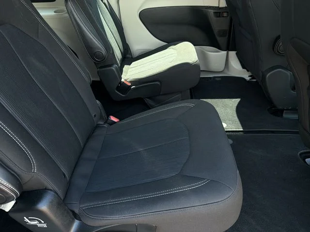 Used 2021 White Chrysler L image 33