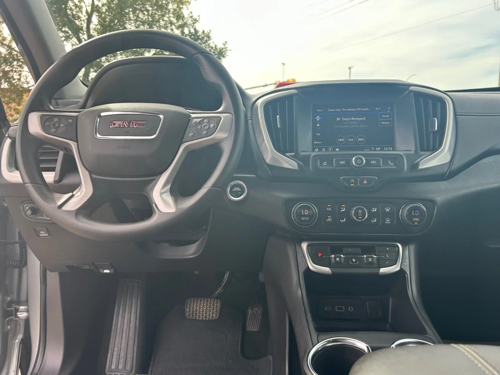 Used 2024 STERLING METALLIC GMC SLE AWD image 18