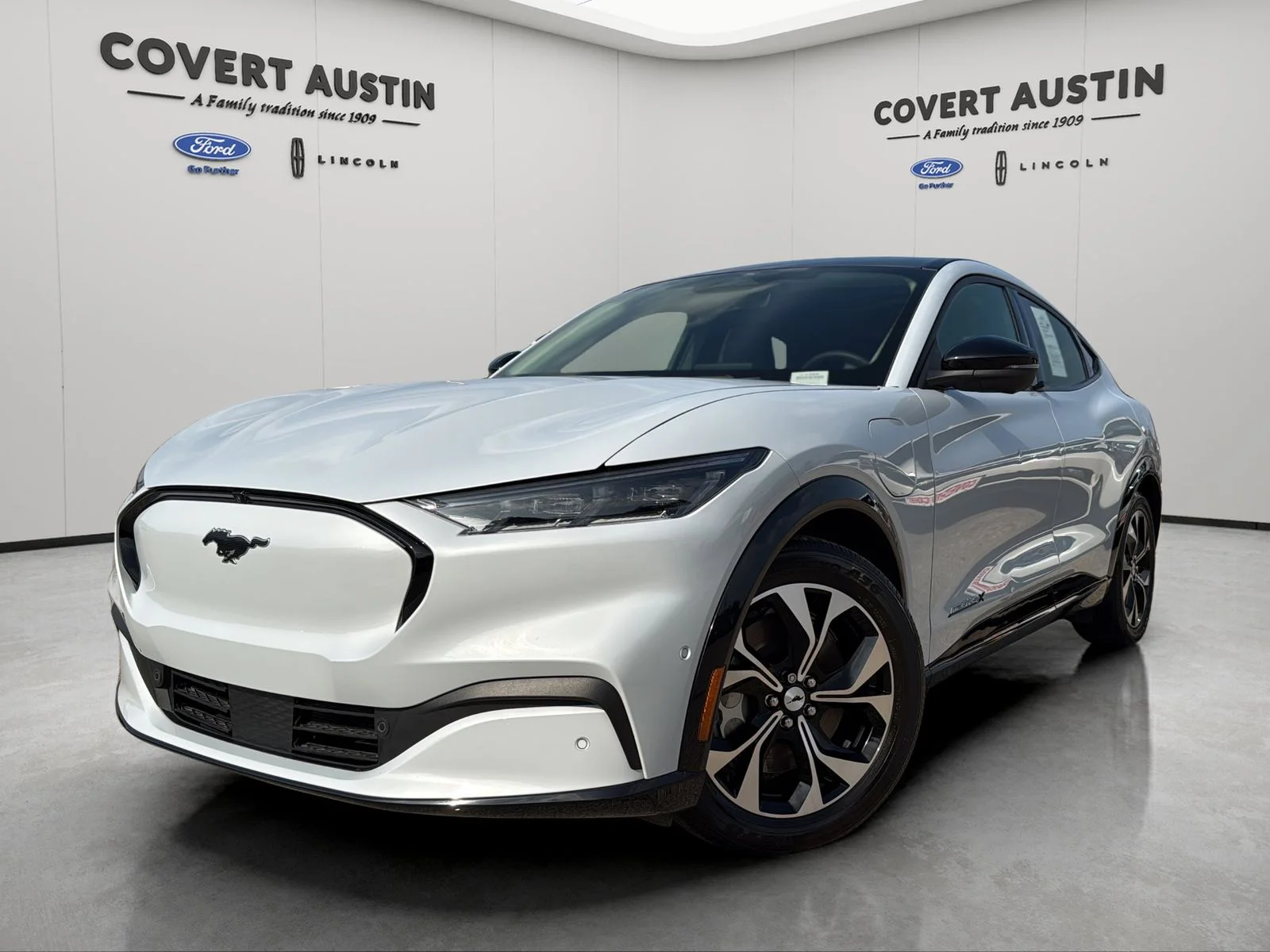 2023 Ford Mustang-Mach-e Premium's photo