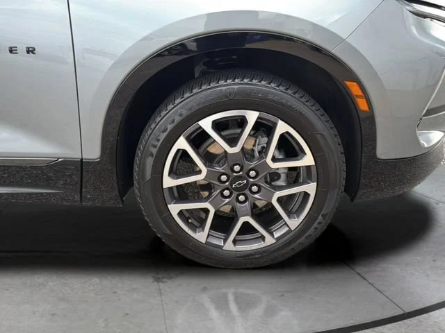 Used 2025 Sterling Gray Metallic Chevrolet RS image 27
