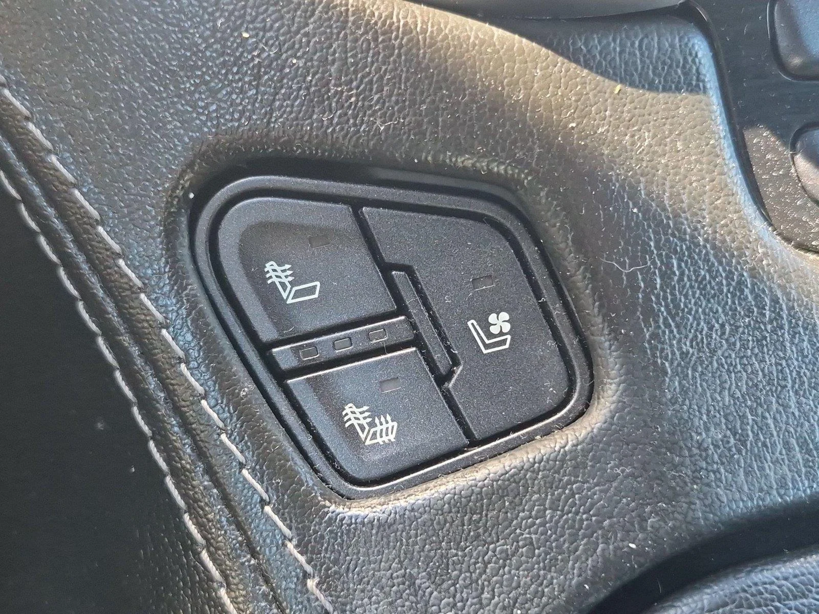 Used 2018 Silver Ice Metallic Chevrolet Premier image 27