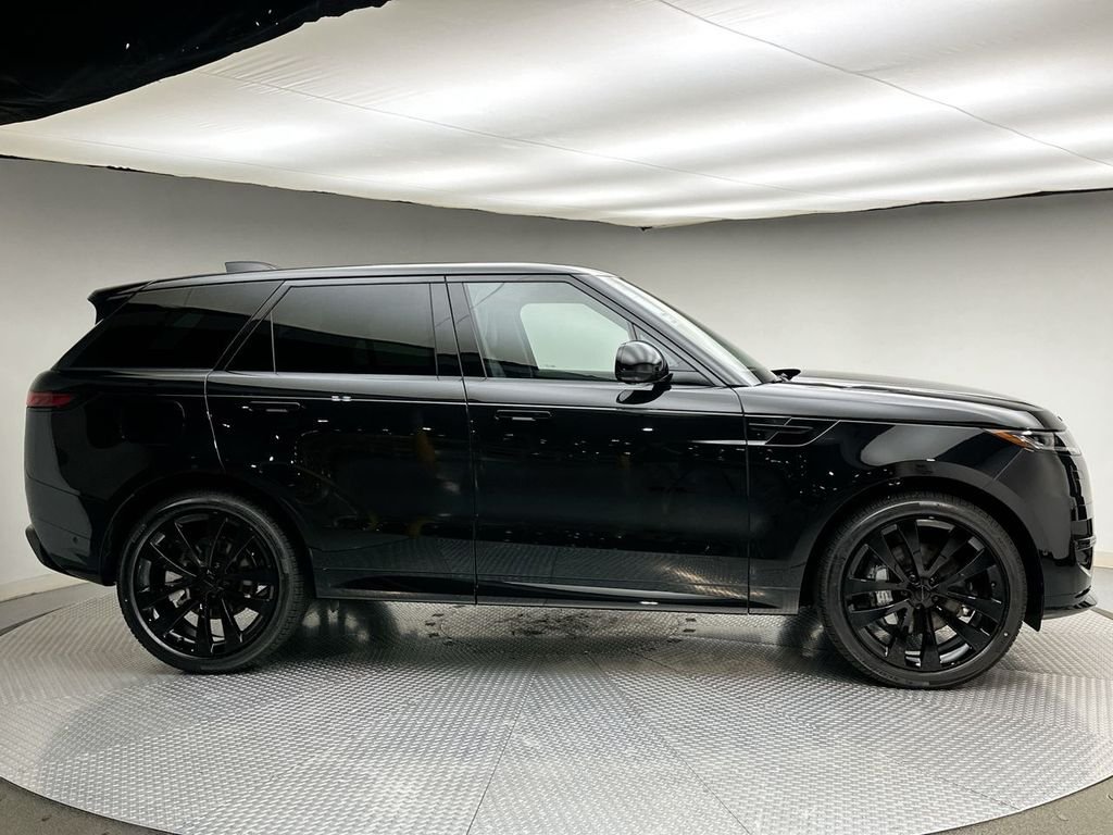 New 2027 Santorini Black Land Rover Dynamic SE image 4