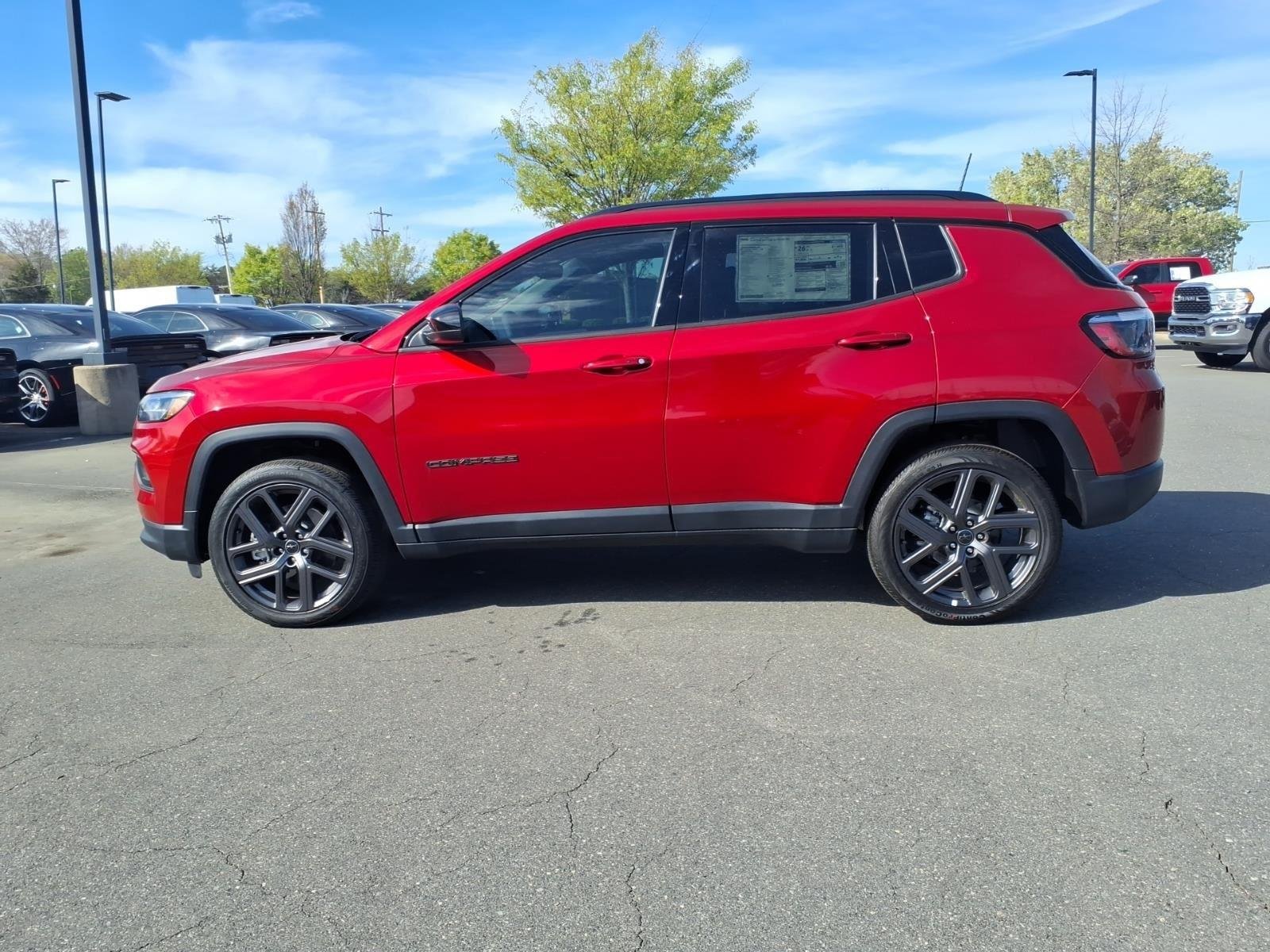 New 2026 Red Hot Pearl-Coat Exterior Paint Jeep Latitude Altitude image 3