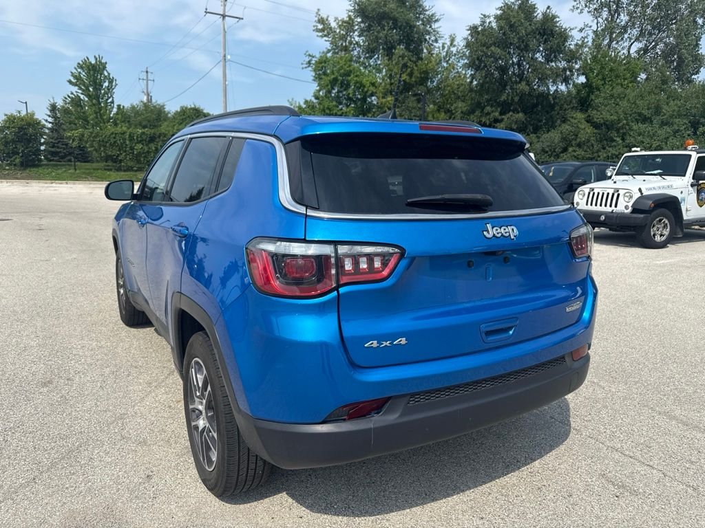 Used 2018 Blue Jeep Latitude image 3
