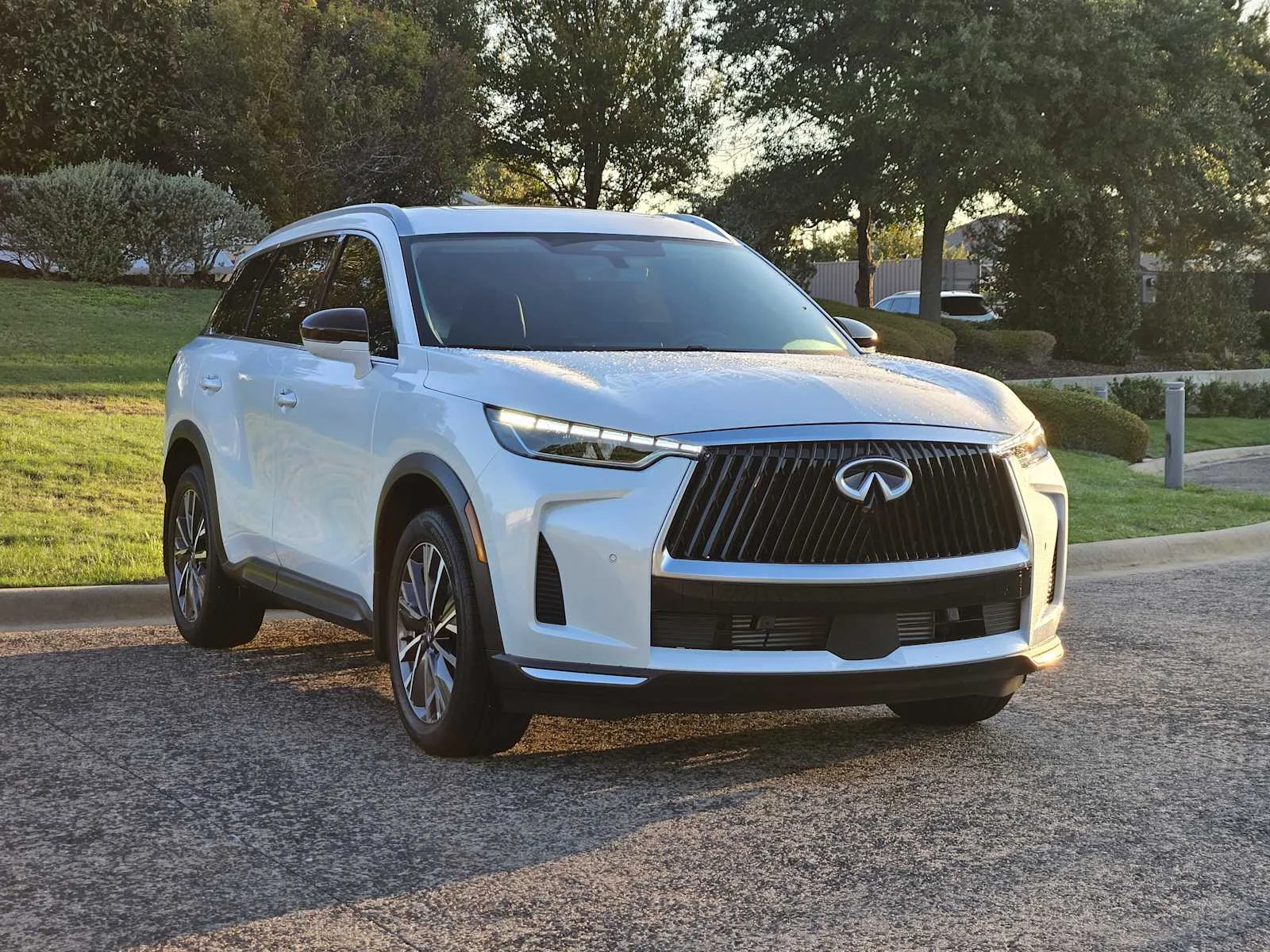 Certified Used 2027 Radiant White INFINITI LUXE image 3