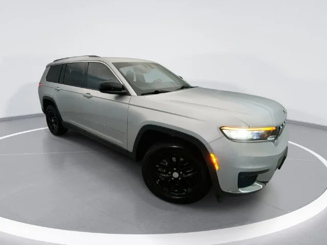 Used 2021 Silver Jeep Laredo image 1