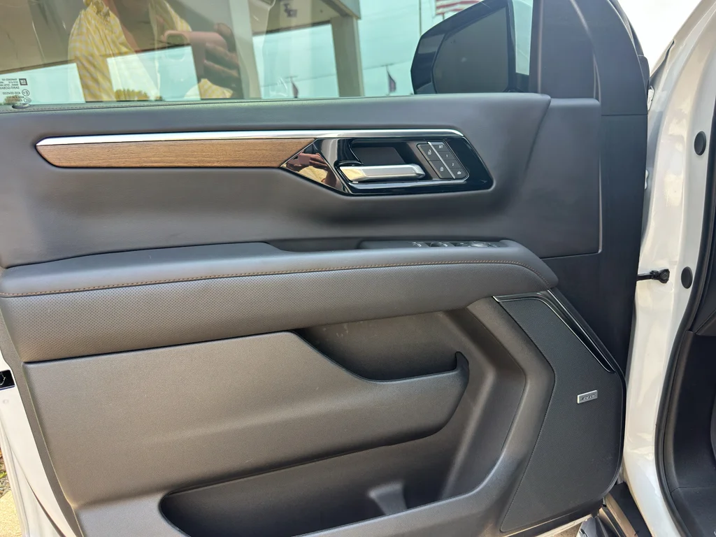 Used 2025 Iridescent Pearl Tricoat Chevrolet High Country image 16