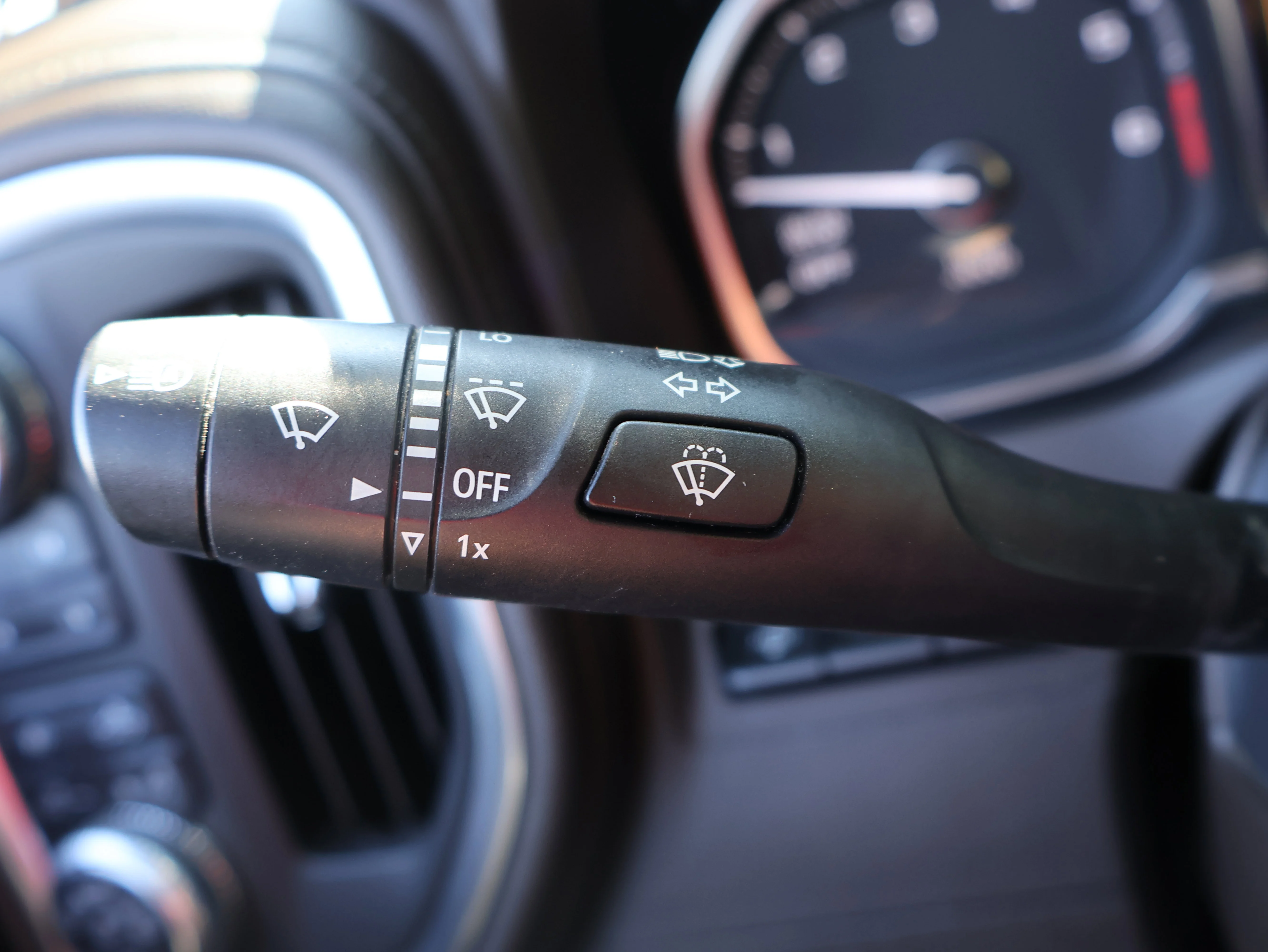 Used 2019 White Frost Tricoat GMC Denali image 41