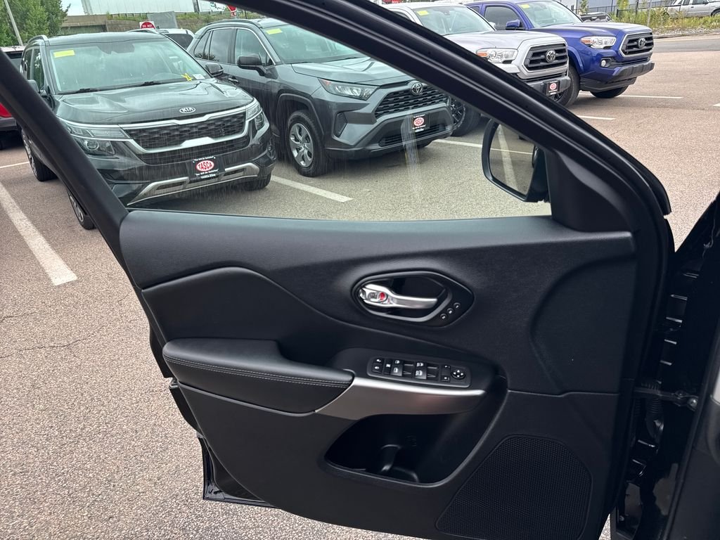 Used 2022 Black Jeep Limited image 31