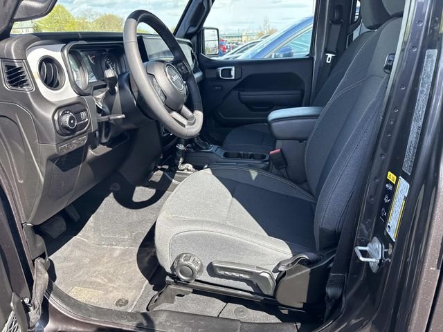 Used 2025 Granite Crystal Clearcoat Metallic Jeep Sport S image 23