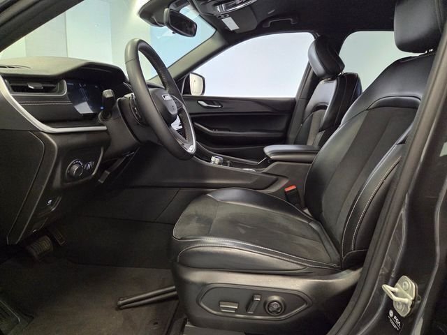 Used 2024 Gray Jeep Altitude image 11