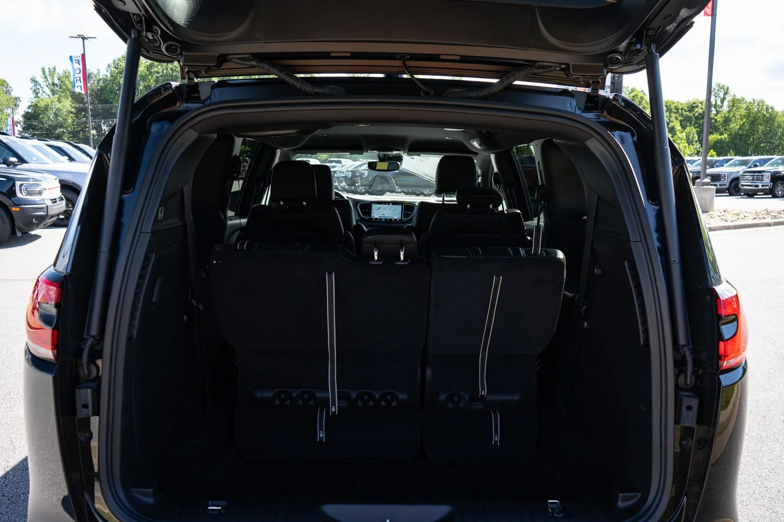 New 2027 Diamond Black Crystal Pearl-Coat Exterior Paint Chrysler Select image 9