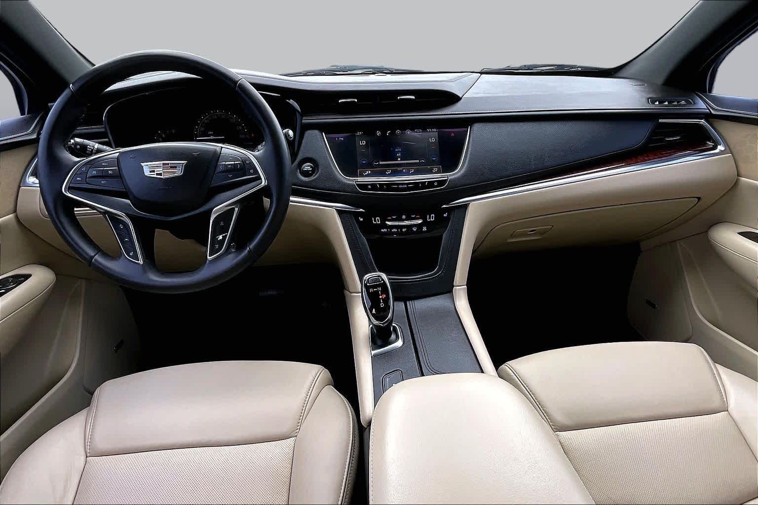 Used 2018 Crystal White Tricoat Cadillac Luxury FWD image 16