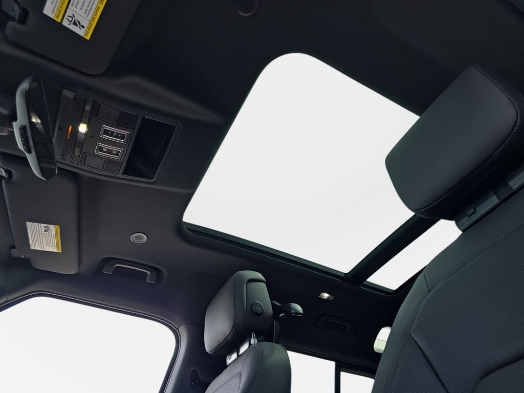New 2026 Black Land Rover X-Dynamic SE image 31