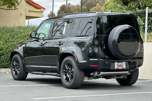New 2026 Santorini Black Land Rover X-Dynamic SE image 3