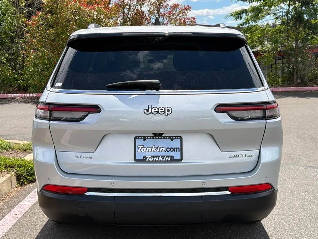 Used 2023 Silver Jeep Limited image 6