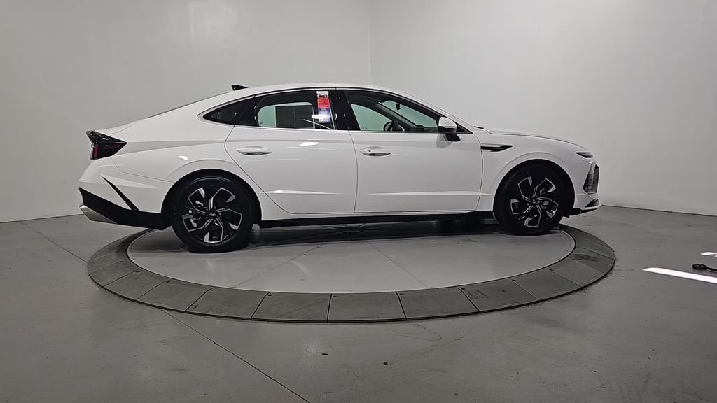 Used 2025 White Hyundai SEL image 7