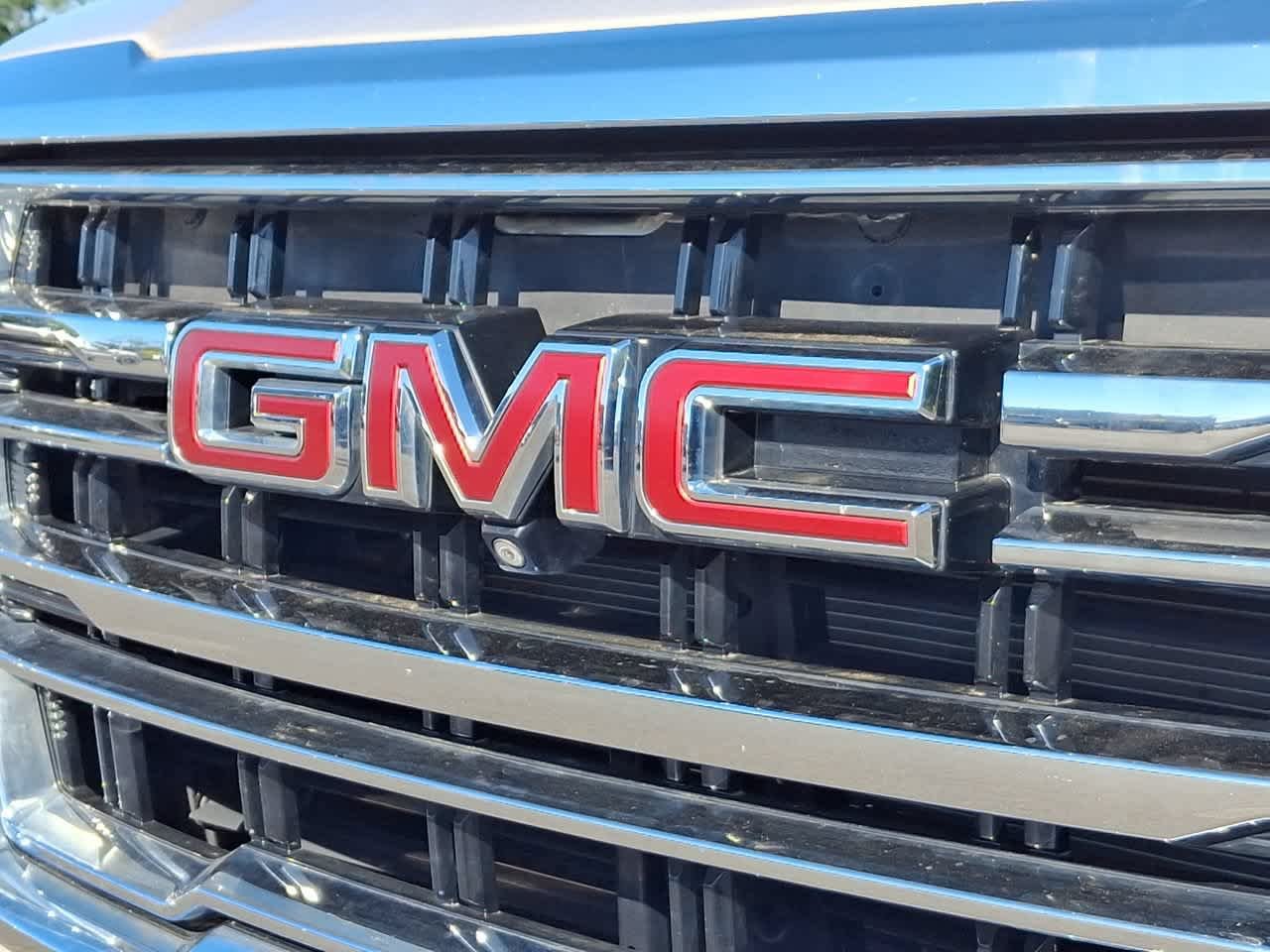 Used 2022 Pearl Beige Metallic GMC SLT image 29