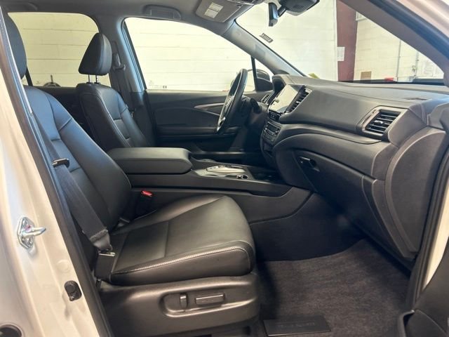 Certified Used 2025 Platinum White Pearl Honda RTL image 19