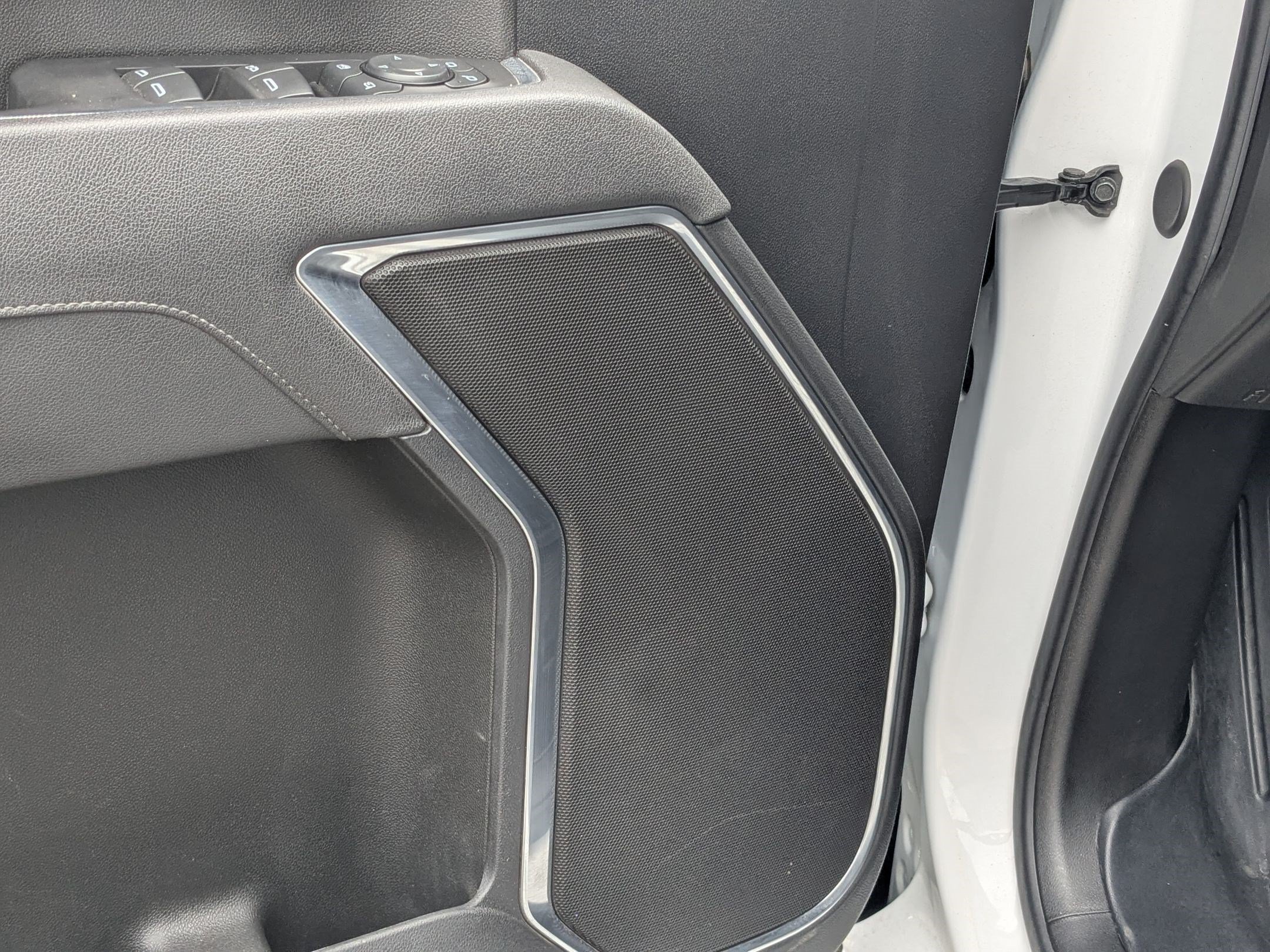 Used 2025 Summit White Chevrolet LT image 15