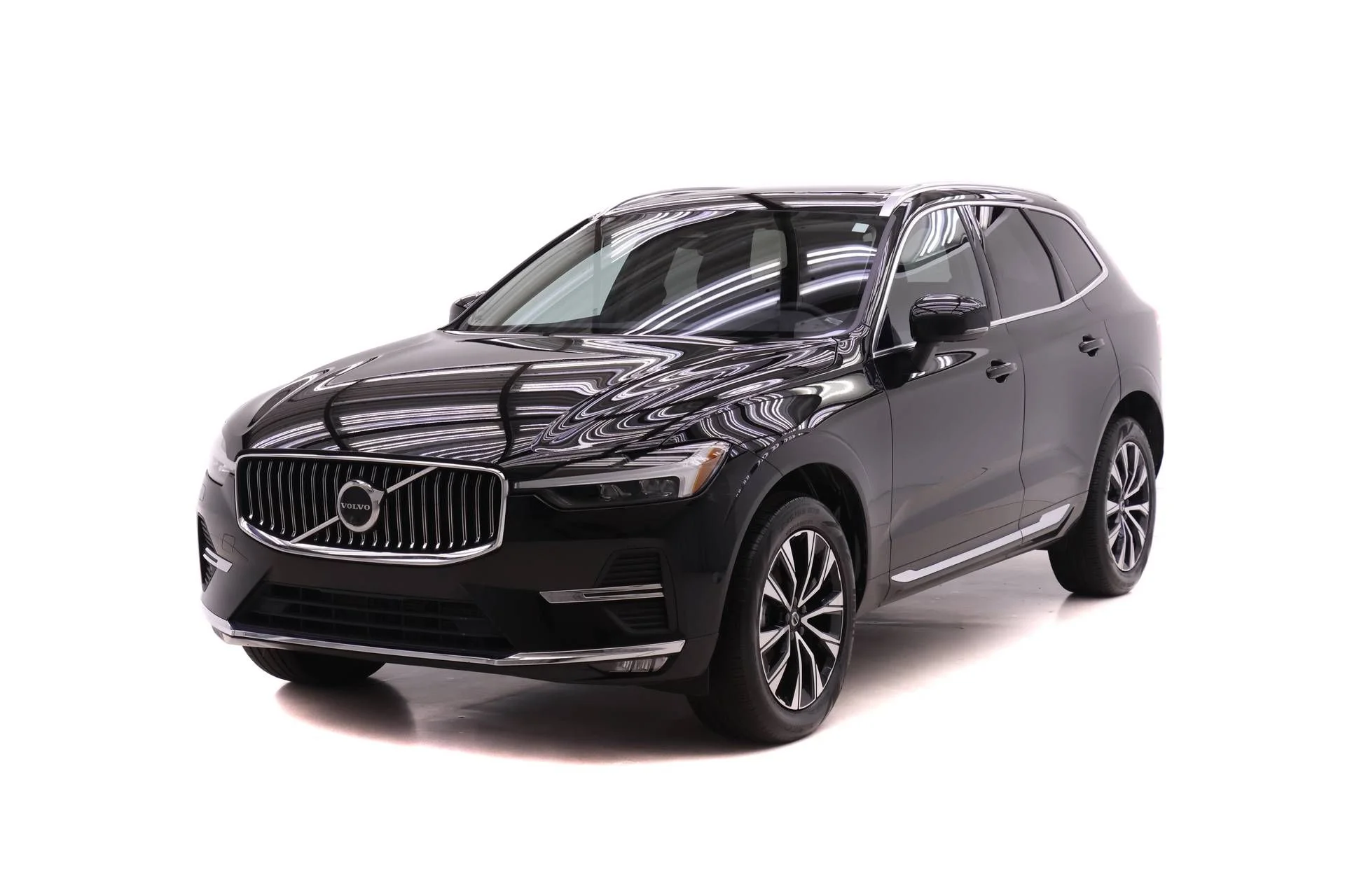 2023 Volvo XC60 B5 Plus Bright Theme AWD's photo