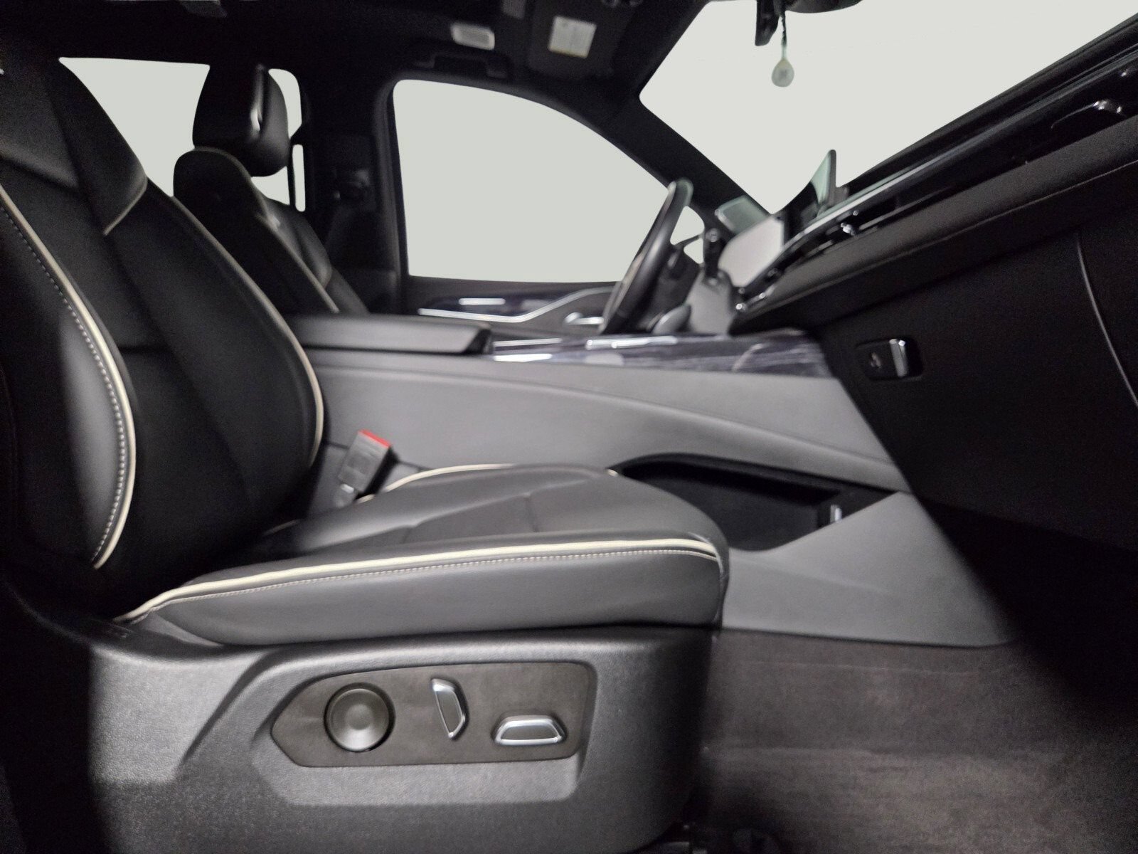 Used 2022 BLACK RAVEN Cadillac Sport image 14