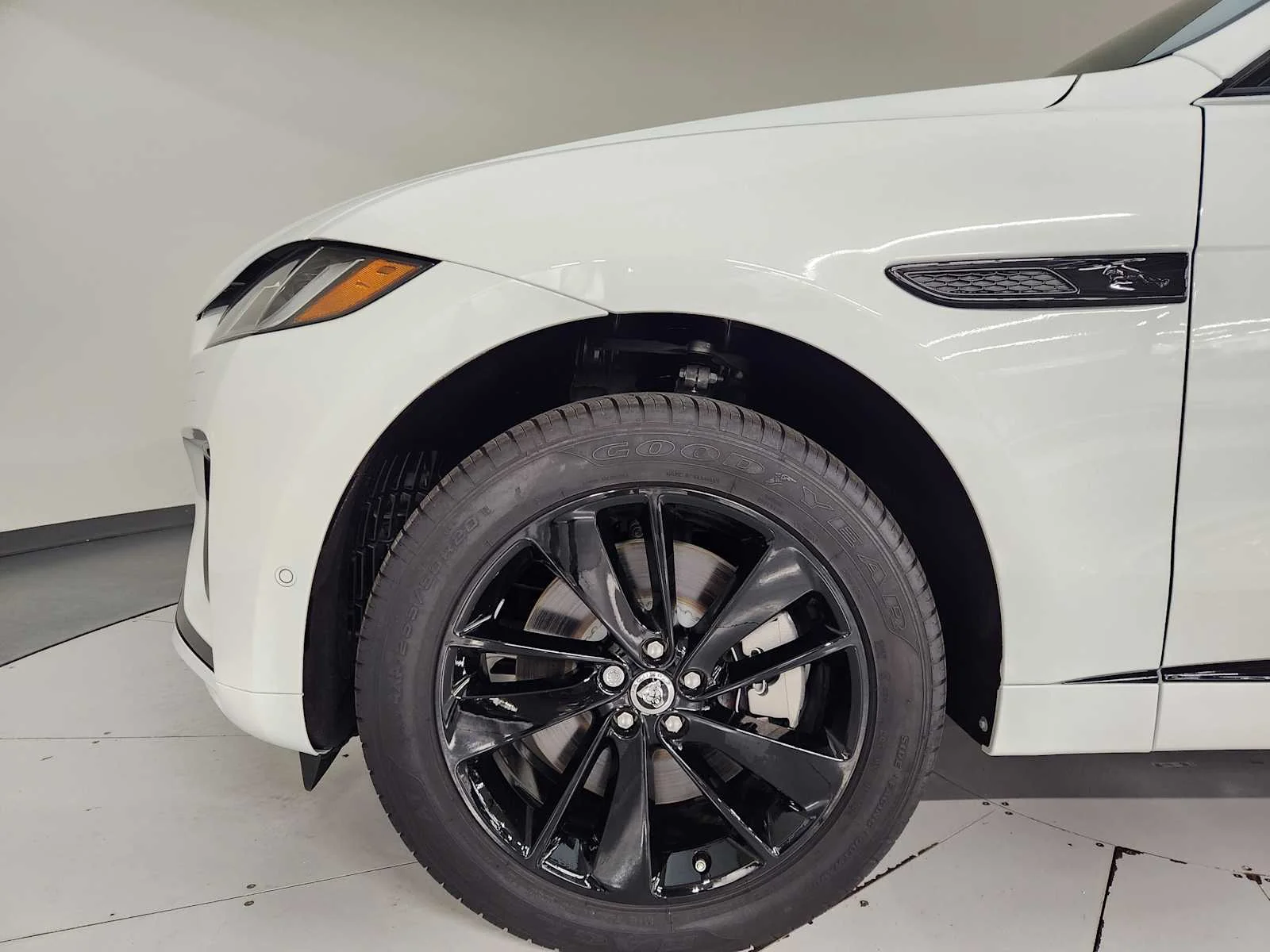 New 2026 Fuji White Jaguar R-Dynamic S image 16