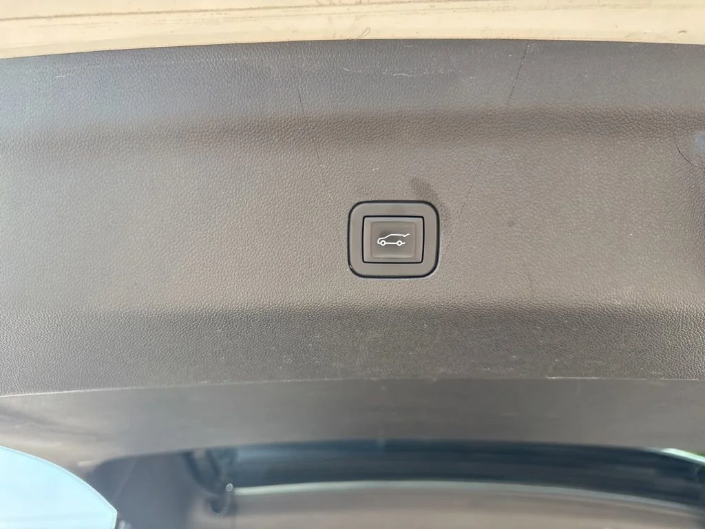 Used 2025 Summit White Chevrolet LT image 33