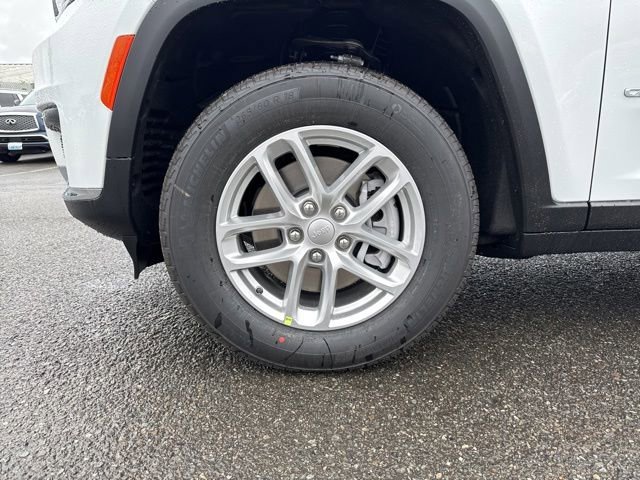 New 2026 Bright White Clear-Coat Exterior Paint Jeep Laredo X image 9