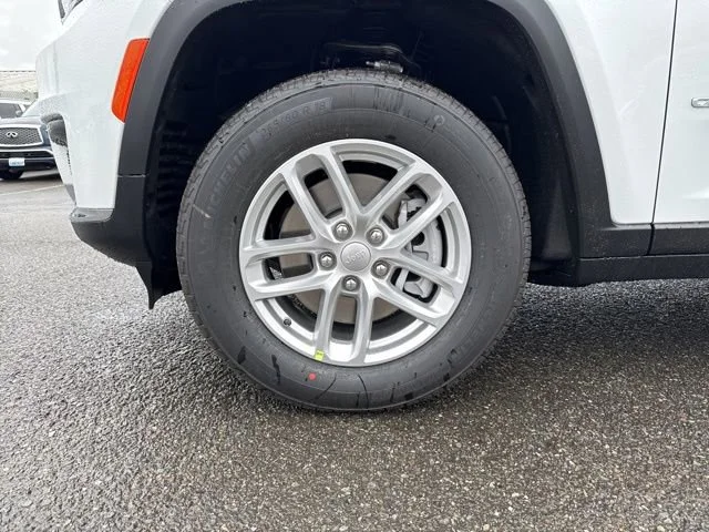 New 2026 Bright White Clear-Coat Exterior Paint Jeep Laredo X image 9