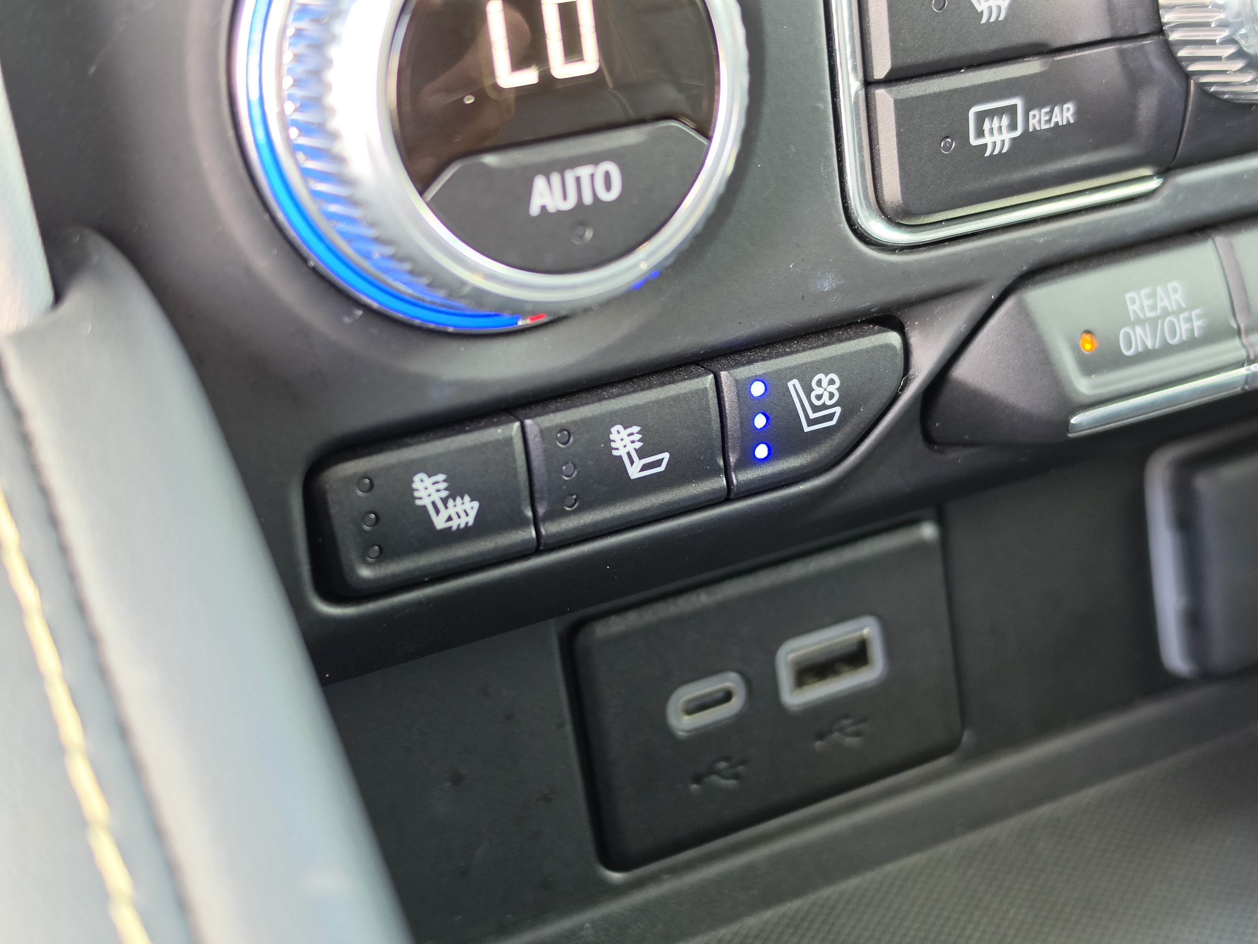 Used 2023 Onyx Black GMC SLT image 32
