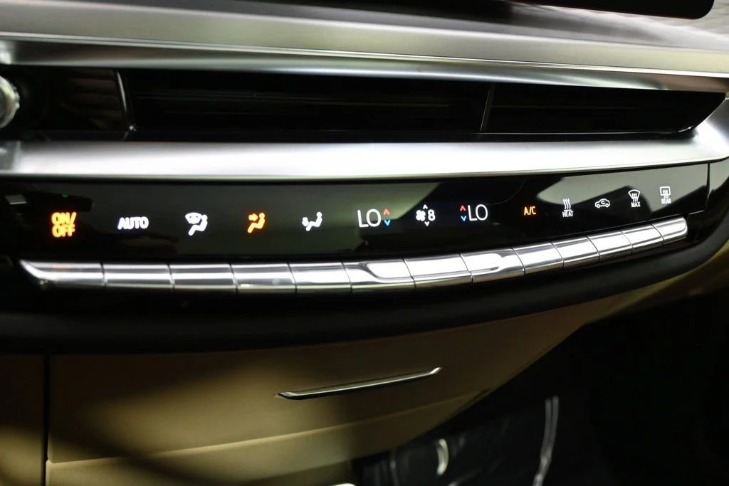 New 2025 Argent Silver Metallic Cadillac Sport 3 image 27