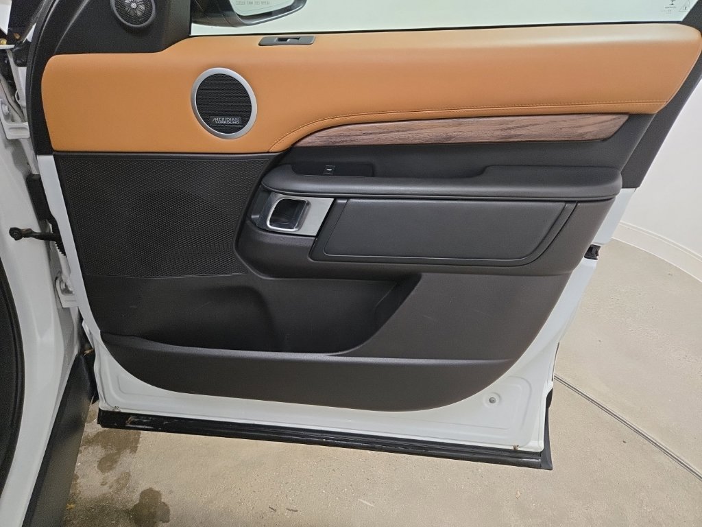 Used 2018 Fuji White Land Rover HSE Luxury image 26
