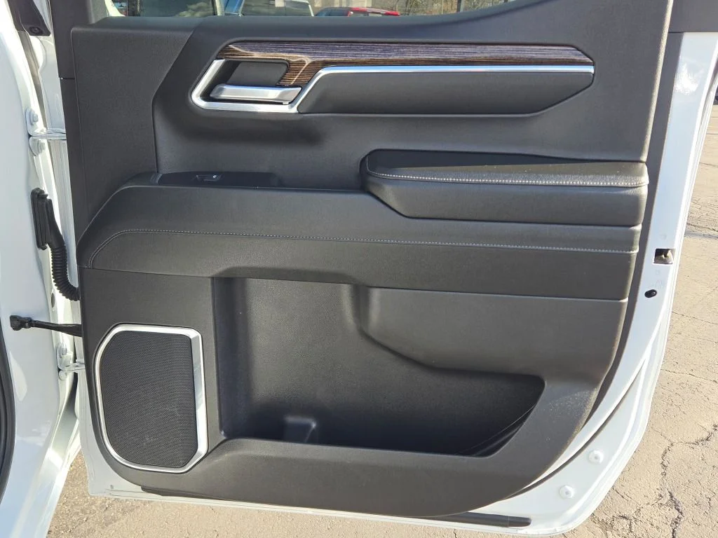 Used 2024 White GMC Elevation image 11