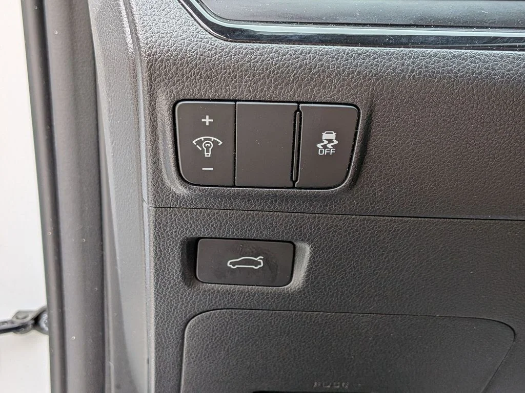 Used 2025 White Kia GT-Line image 14