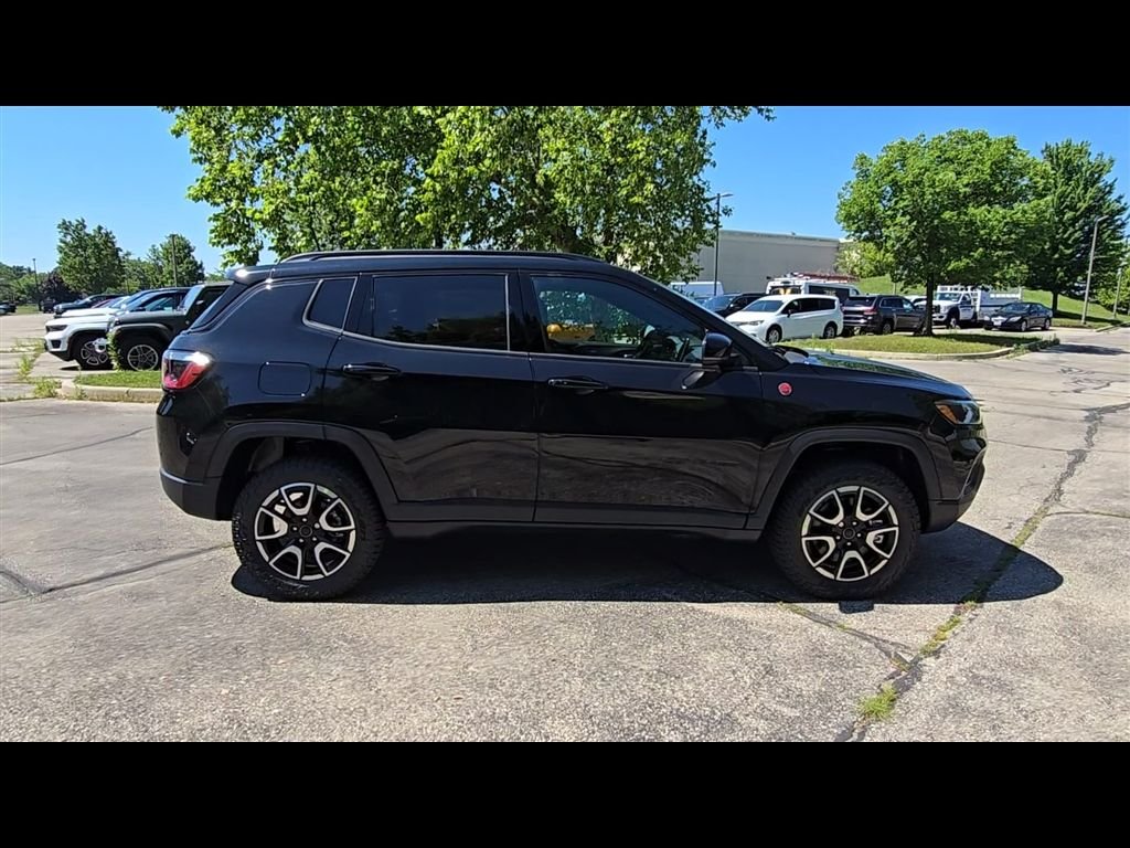 New 2026 Diamond Black Crystal Pearl-Coat Exterior Paint Jeep Trailhawk image 8
