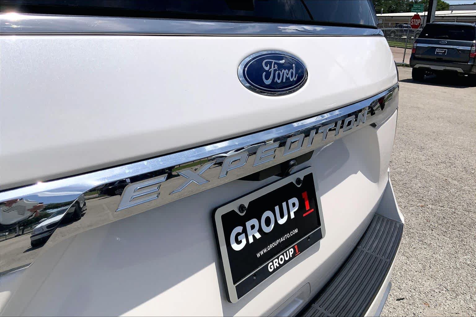 Used 2019 White Platinum Metallic Tri-Coat Ford Limited image 29