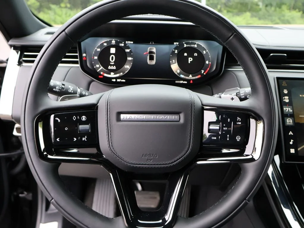 New 2026 Santorini Black Metallic Land Rover Dynamic SE image 28