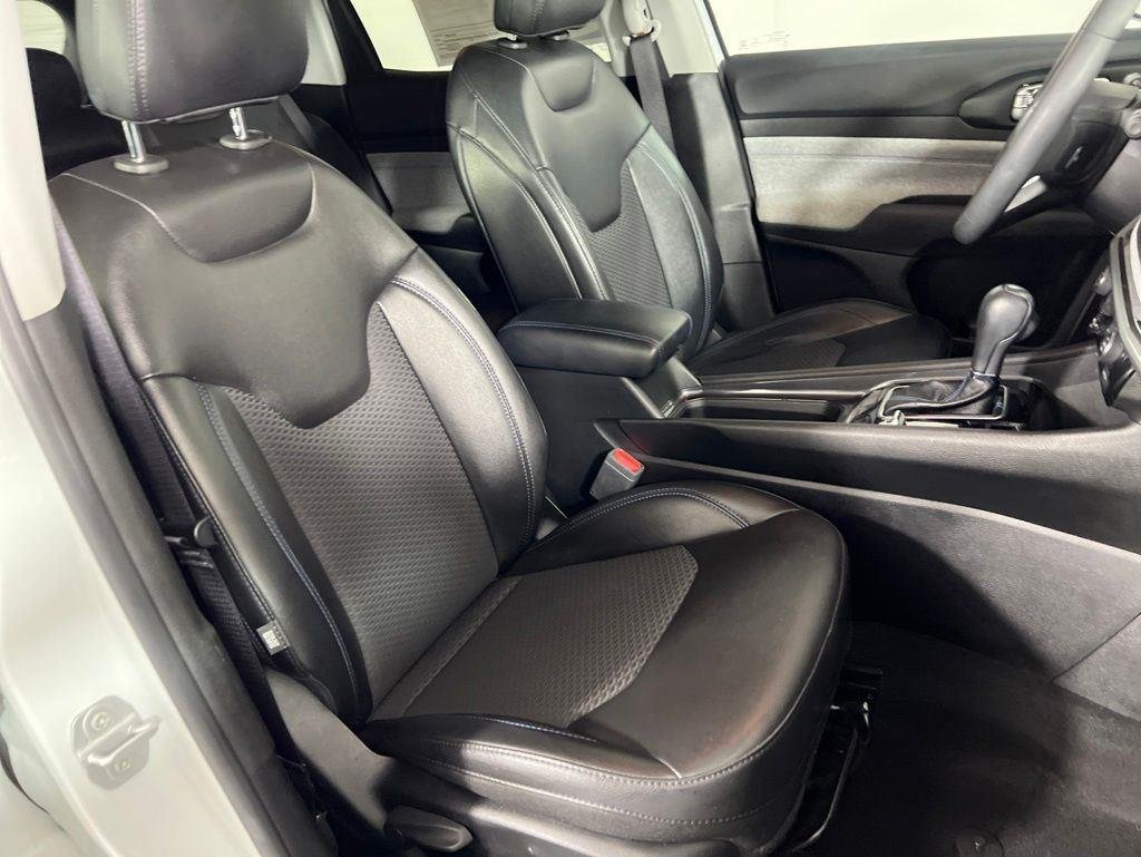 Used 2022 Bright White Clearcoat Jeep Latitude image 8