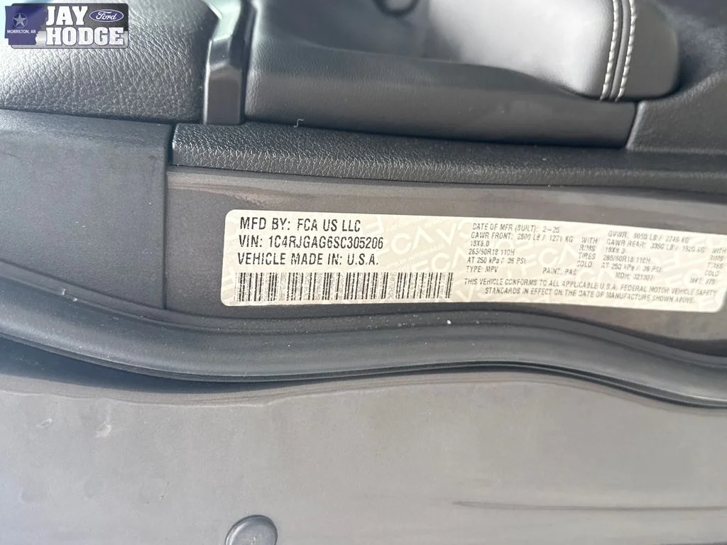 Certified Used 2025 Metallic Jeep Altitude image 34