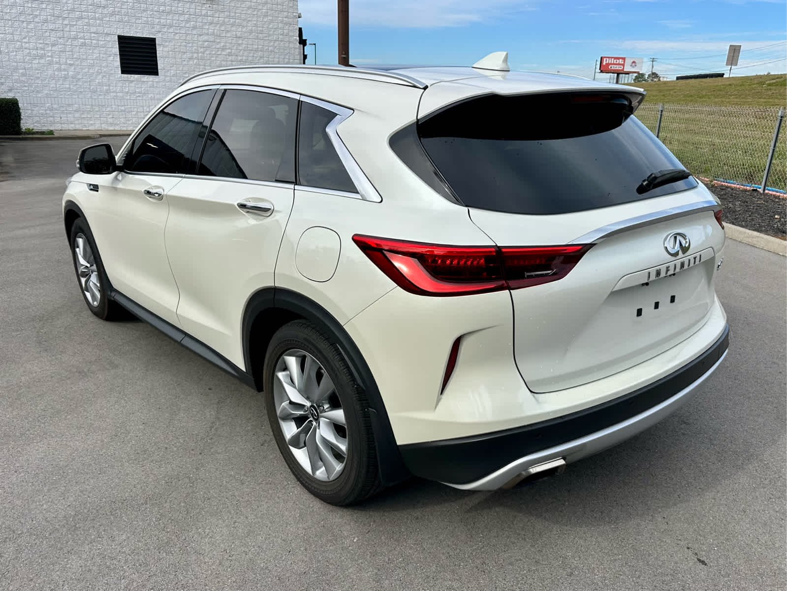 Used 2021 Majestic White INFINITI LUXE image 7
