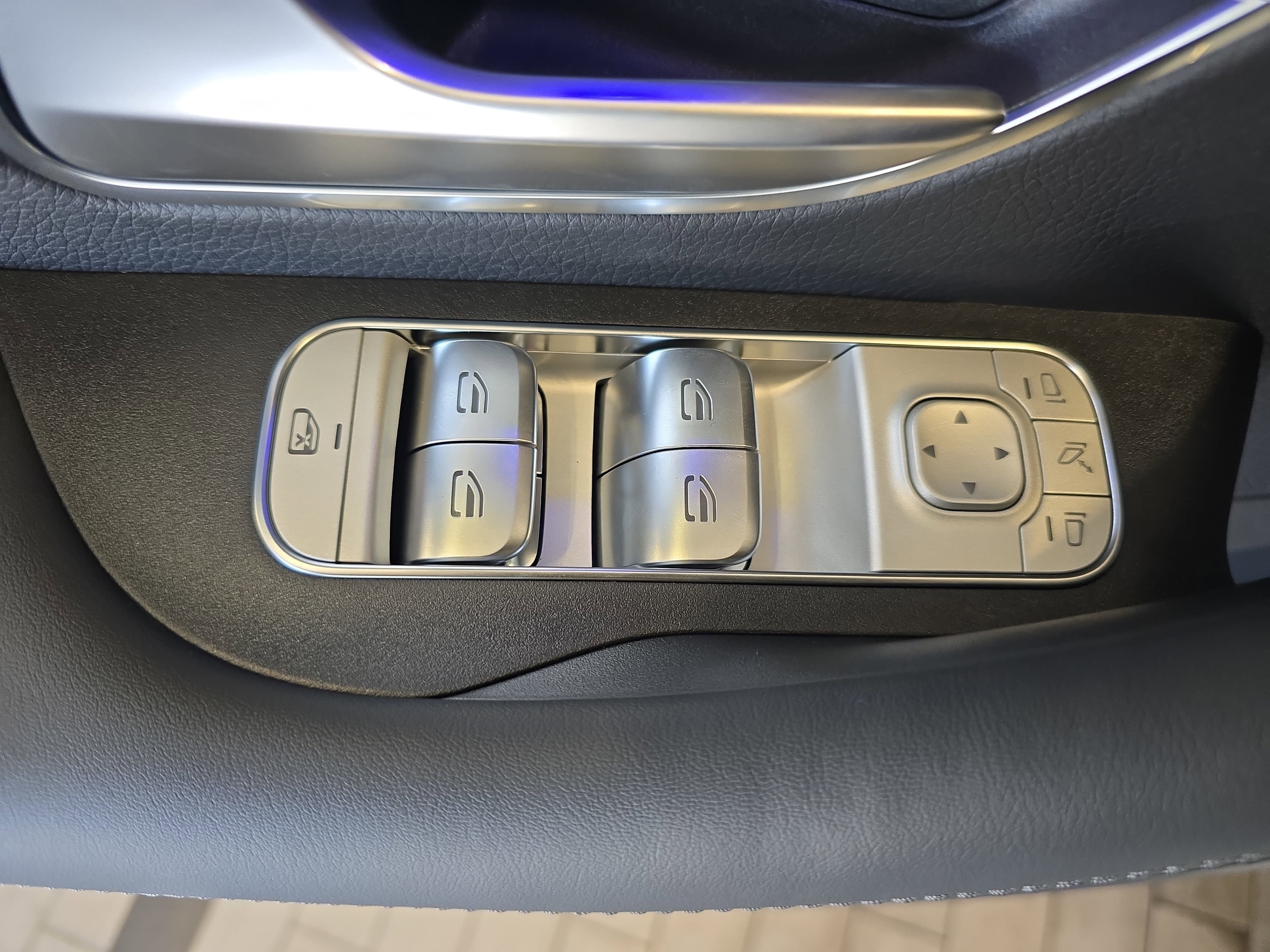 New 2026 MANUFAKTUR Moonlight White Metallic Mercedes-Benz GLE450 image 30