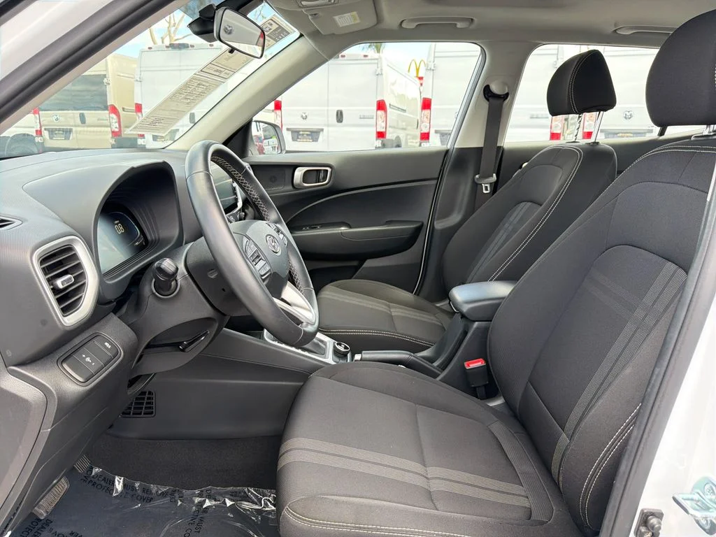 Used 2025 White Hyundai SEL image 9