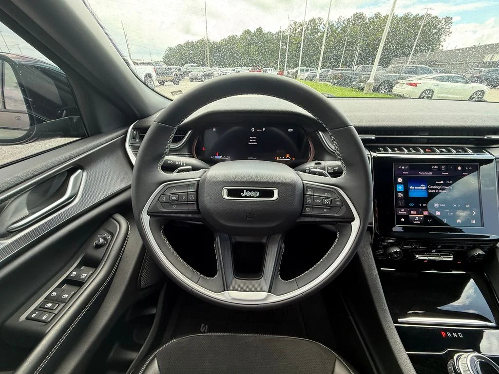 Used 2023 Black Jeep Altitude image 9