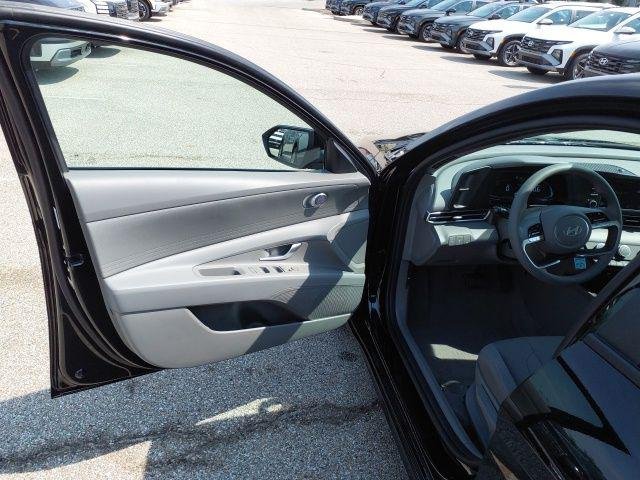 New 2026 Abyss Black Hyundai SE image 27