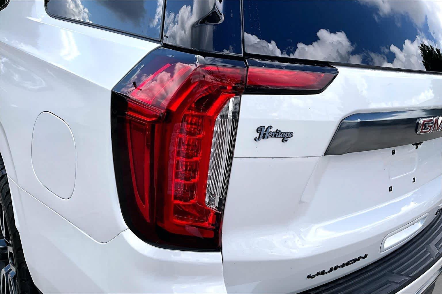 Used 2022 White Frost Tricoat GMC AT4 image 27